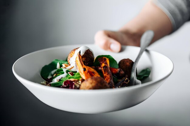 Chef emplatando un plato